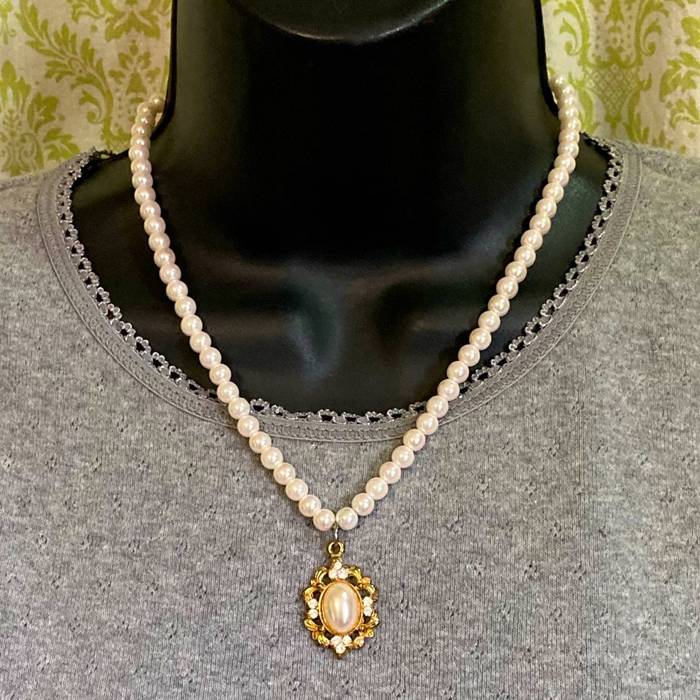 Faux pearl necklace with pendant